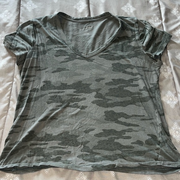 Universal Thread Camo V-Neck Tshirt Size Medium - Picture 1 of 3